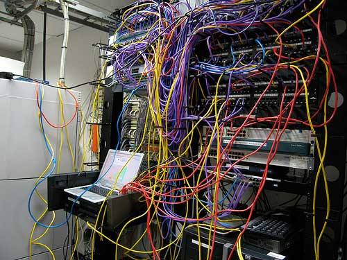Por que o gerenciamento de cabos é necessário para cabeamento de data centers?